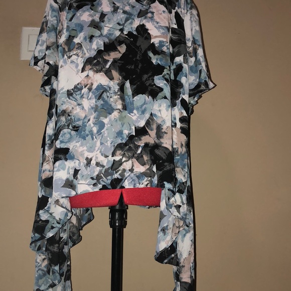 Beautiful flowy blouse😍 - Picture 3 of 3